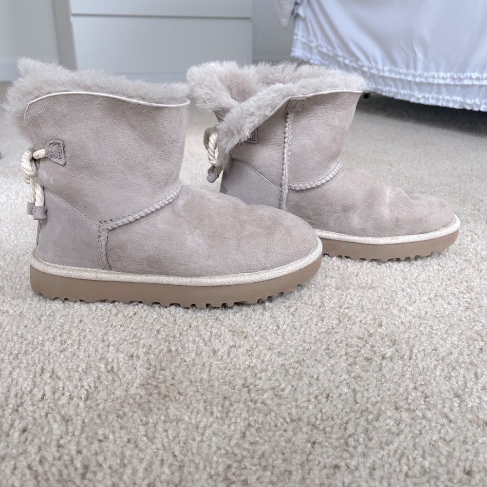 WOMENS light grey UGGS SIZE 6 short style rope tied bow